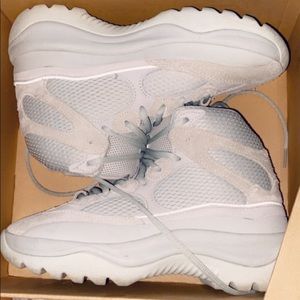 Yeezy dsrt boots size 5 1/2